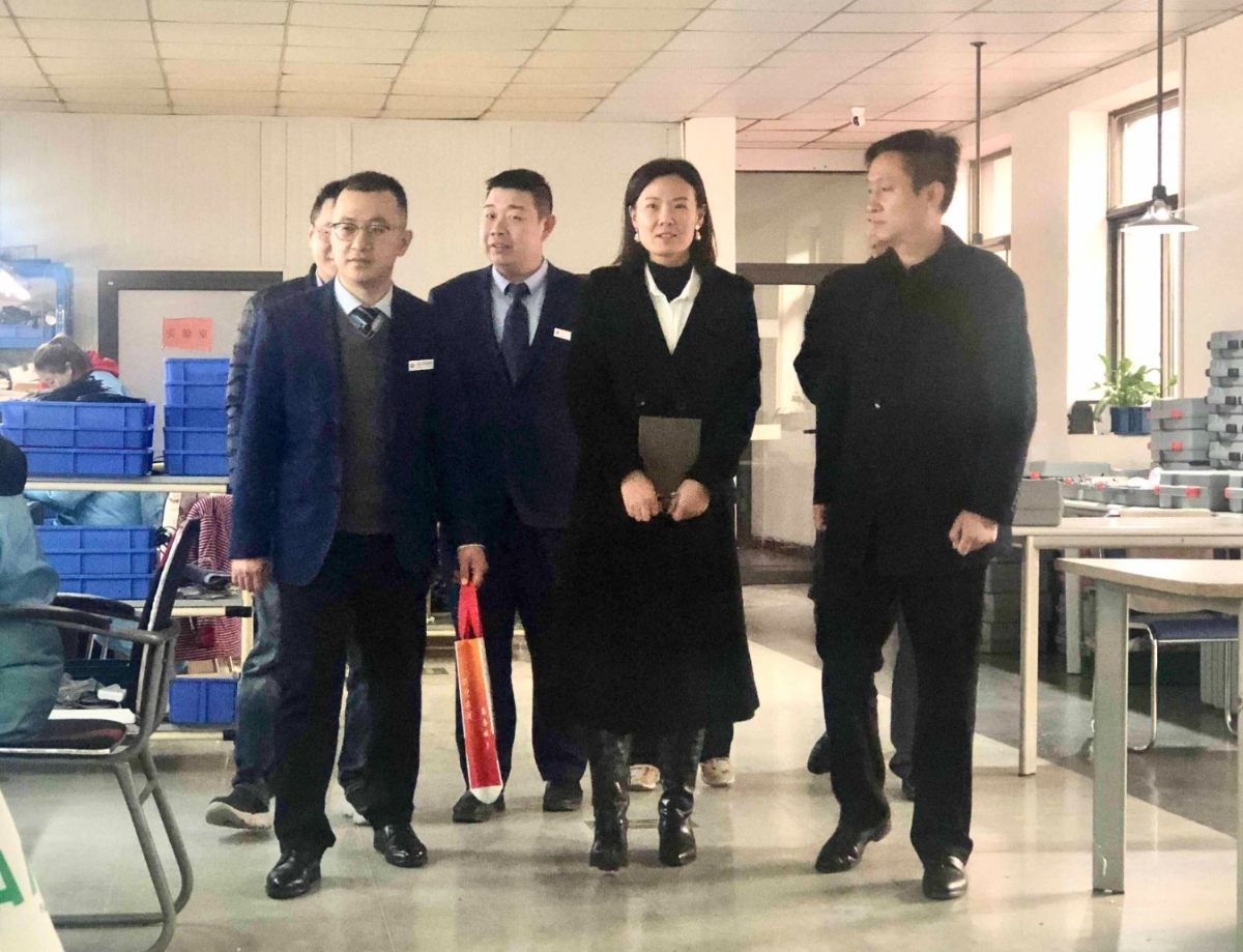 濟寧國家高新區(qū)蓼河智能產(chǎn)業(yè)園攜市農(nóng)商行、高新電視臺領(lǐng)導(dǎo)一行蒞臨科電儀器考察調(diào)研